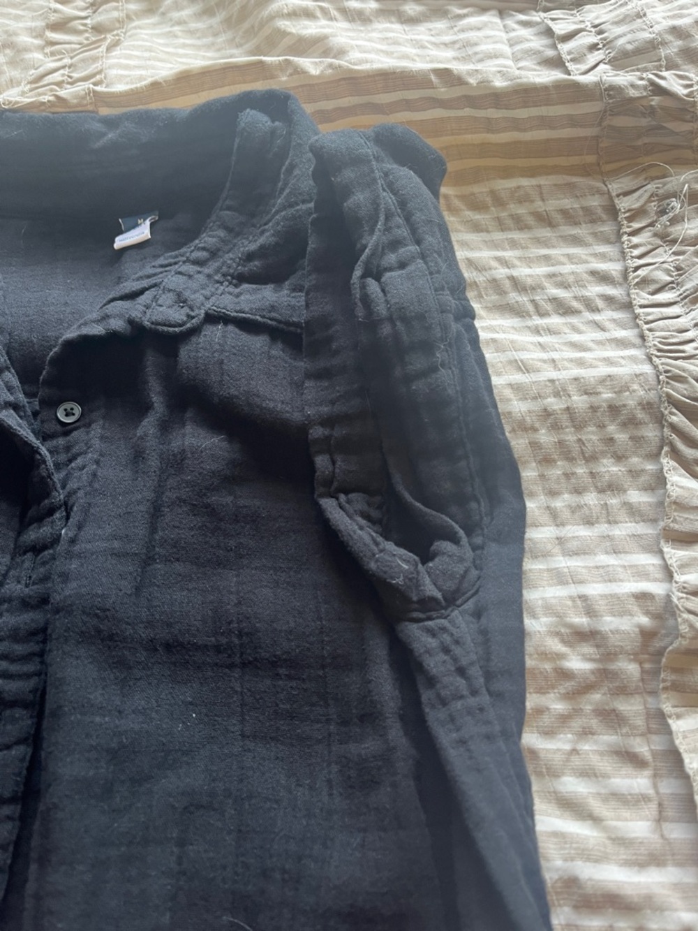 Old Navy Black Crinkle Gauze Romper - Picture 4 of 8